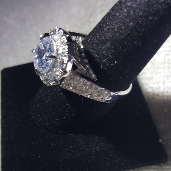 CZ Floret Solitaire Fashion Ring SZ 9 NWOT - Picture 2 of 2